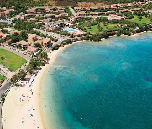 Das Cala di Falco liegt wunderschön direkt am Meer.