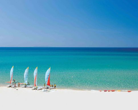 Die Katamarane des Hotels Le Dune Resort & Spa laden zum Segeln ein