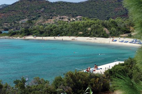 Neben dem Pool gibt es auch einen Strandabschnitt.