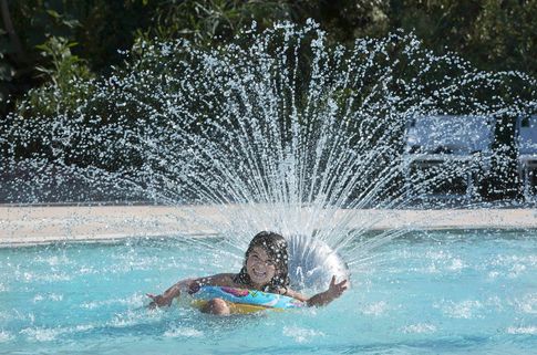 Im Kinderschwimmbecken gibt es ein Wasserspiel