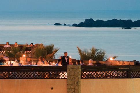 Das Restaurant bietet leckeres Essen und einen super Ausblick.