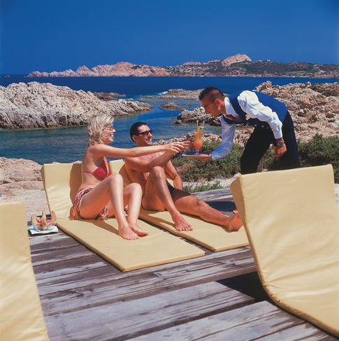 Auf dem Sonnendeck des Torreruja werden Cocktails serviert.