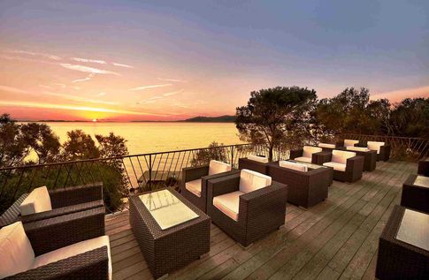 Die Terrasse des Capo d'Orso im Abendlicht.