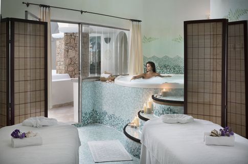 Die Wellnessabteilung verfügt auch über einen Jacuzzi.
