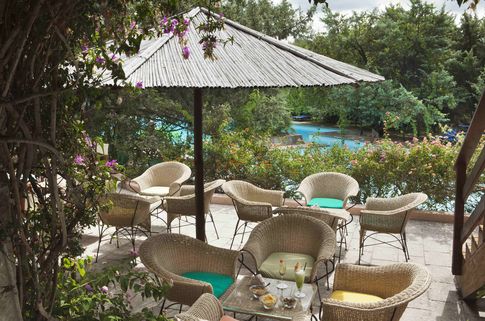 Die Bar am Pool des Hotels I Ginepri ist gemütlich und inmitten von viel Grün