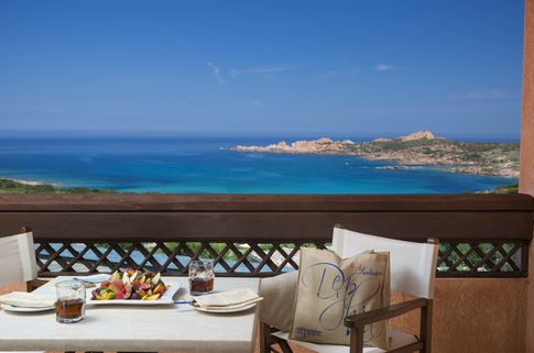 Terrasse mit Meerblick im Hotel Marinedda.