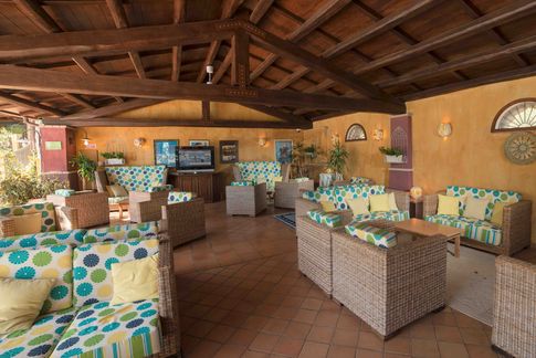 Gartenanlage des 4-Sterne-Hotels Cruccuris in Süd-Sardinien