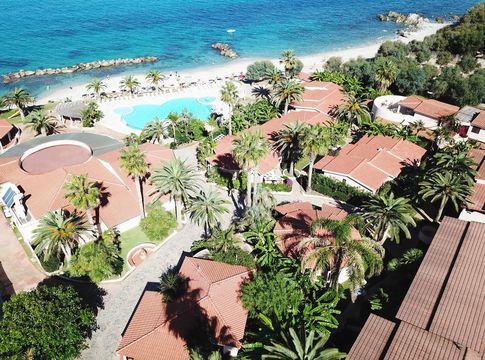 Vogelperspektive der Anlage Cala di Volpe am Capo-Vaticano bei Tropea
