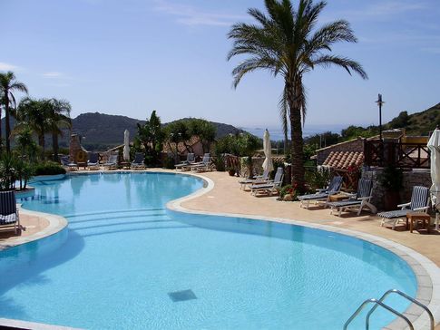 Pool mit Liegefläche Crccuris Resort Südsardinien
