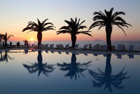 Meerwasser-Pool der Anlage Cala di Volpe in Kalabrien