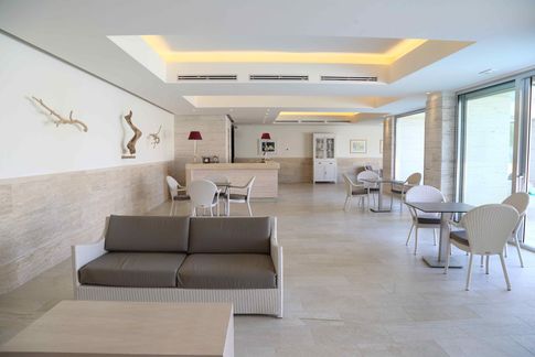 moderne Bar bei den Einheiten Borgo le Rocce in der Anlage Cala di Volpe moderne Bar bei den Einheiten Borgo le Rocce in der Anlage Cala di Volpe