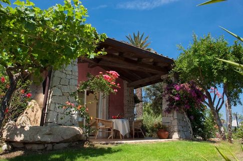 Garten des Cruccuris 4 Sterne-Hotel in Südsardinien