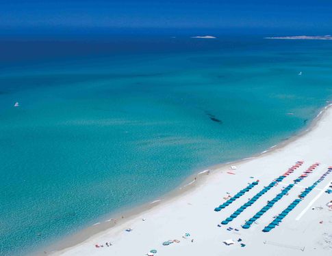 Srand des le Dune Resort & Spa bei Badesi aus der Vogelperspektive