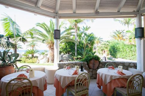 halboffenes Ristorante am Meer des Hotels Cala di Volpe