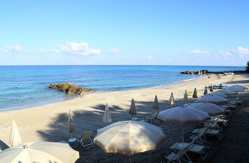 glasklares Meer und weisser Sandstrand im Cala di Volpe in Kalabren
