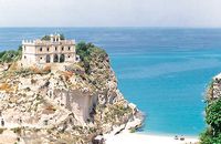 Unsere Kalabrien-Rundreise beginnt in Tropea, der sog. "Perle Kalabriens" - hier ist das Wahrzeichen dieses ehemaligen Adelssitzes und wunderschönen Ortes zu sehen: Die Halbinsel mit der Kirche Santa Maria dell´Isola.