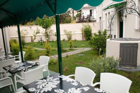 An der Rezeption des Bed & Breakfast "Villa Vittoria" im Herzen von Tropea wird man freundlich und hilfsbereit bedient.