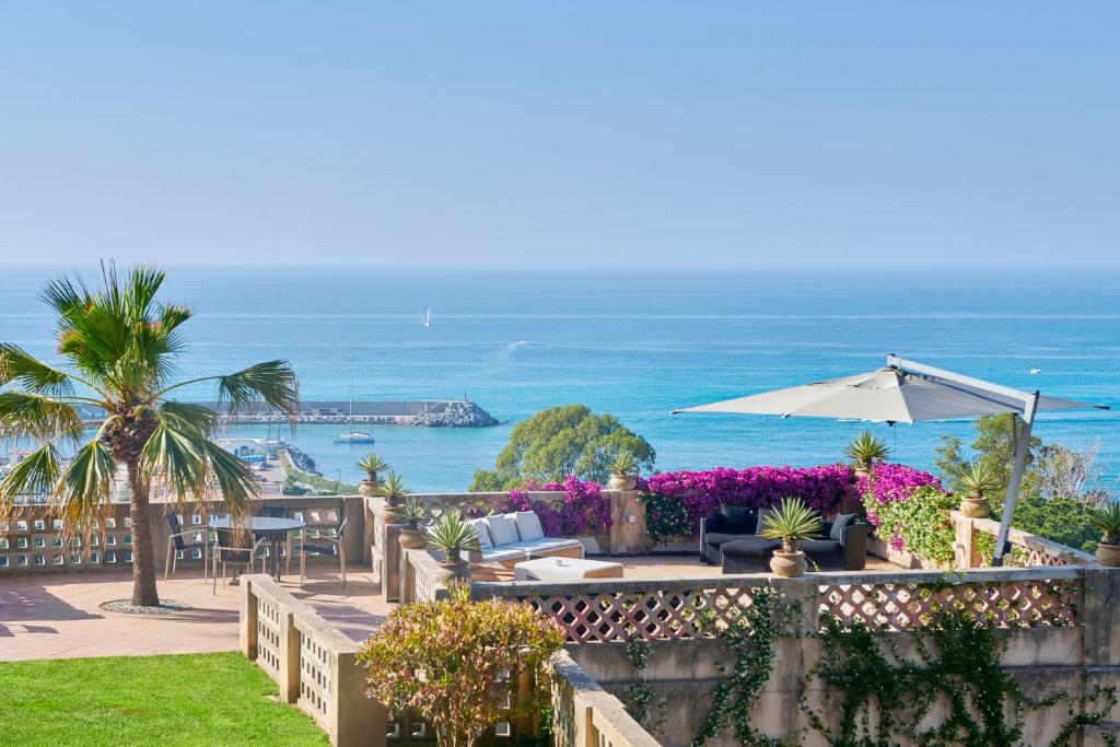 Garten der Villa Paola mit Terrassen und Sitzecken Garten der Villa Paola mit Terrassen und Sitzecken