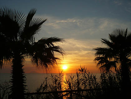 Sonnenuntergang von den Appartements Borgo le Rocce mit Blick auf den Stromboli Sonnenuntergang von den Appartements Borgo le Rocce mit Blick auf den Stromboli