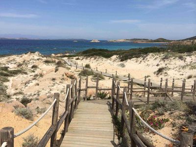 Sandstrand bei Isola Rossa im Norden Sardiniens