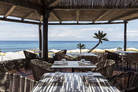 Frhstck mit Meerblick im Strandrestaurant des Baia del Sole